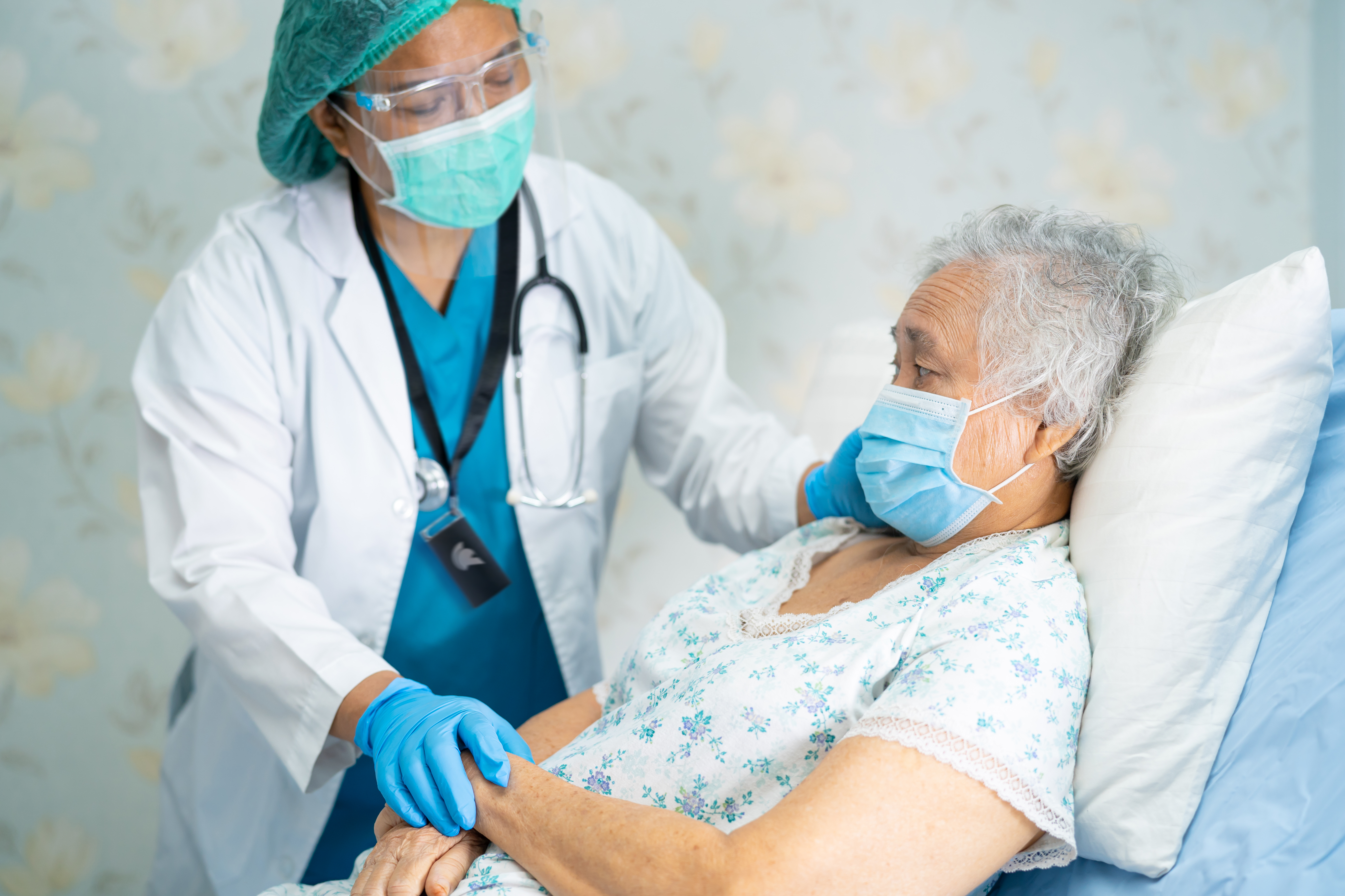 PPE_Female_Doctor_With_Patient_In_Bed-1_GateKeeper_Proximity_2FA_Login_for_PCs_and_websites_compliance_HIPAA.jpg