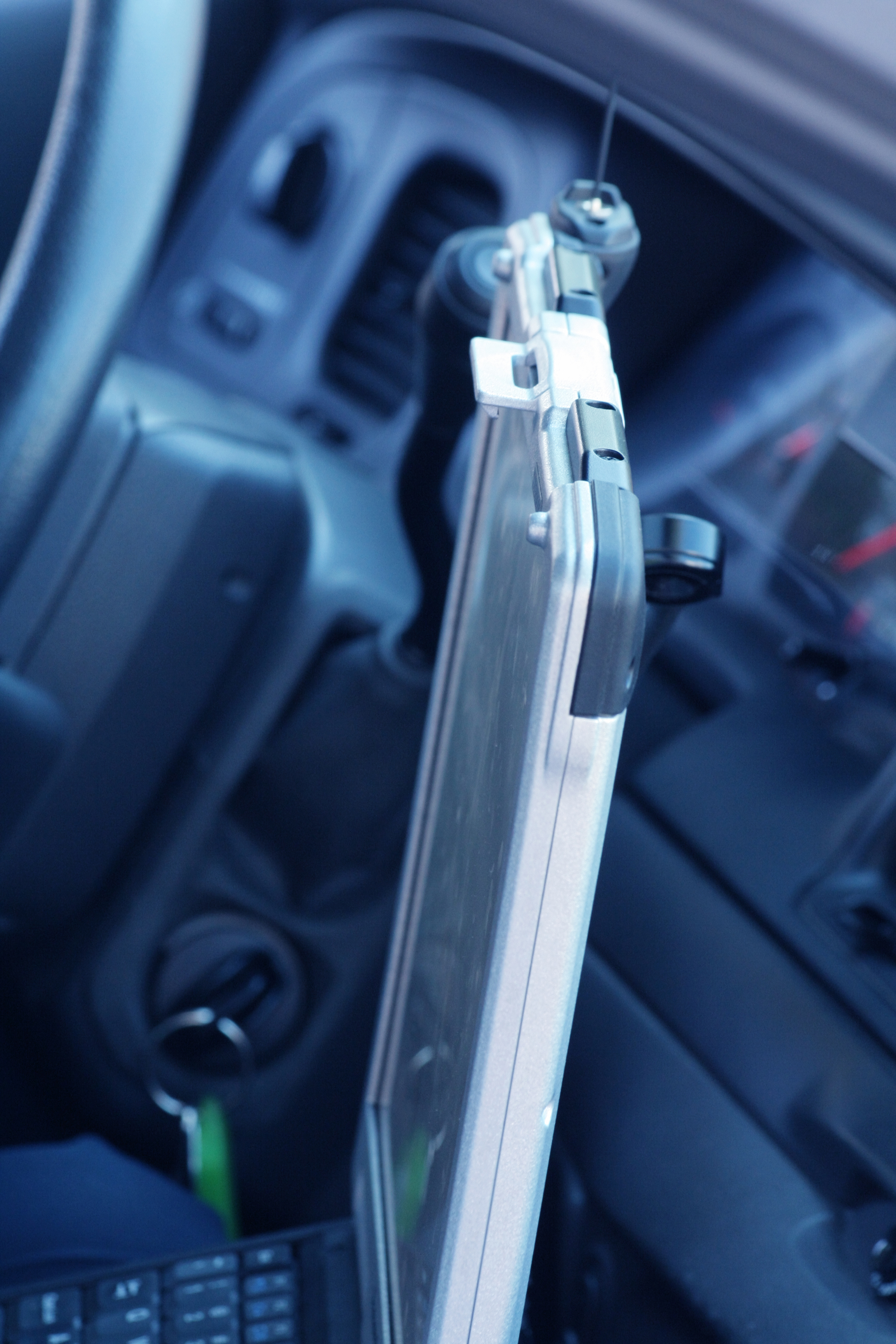 5_Laptop_in_car_police_GateKeeper_proximity_shutterstock_1894015.jpg