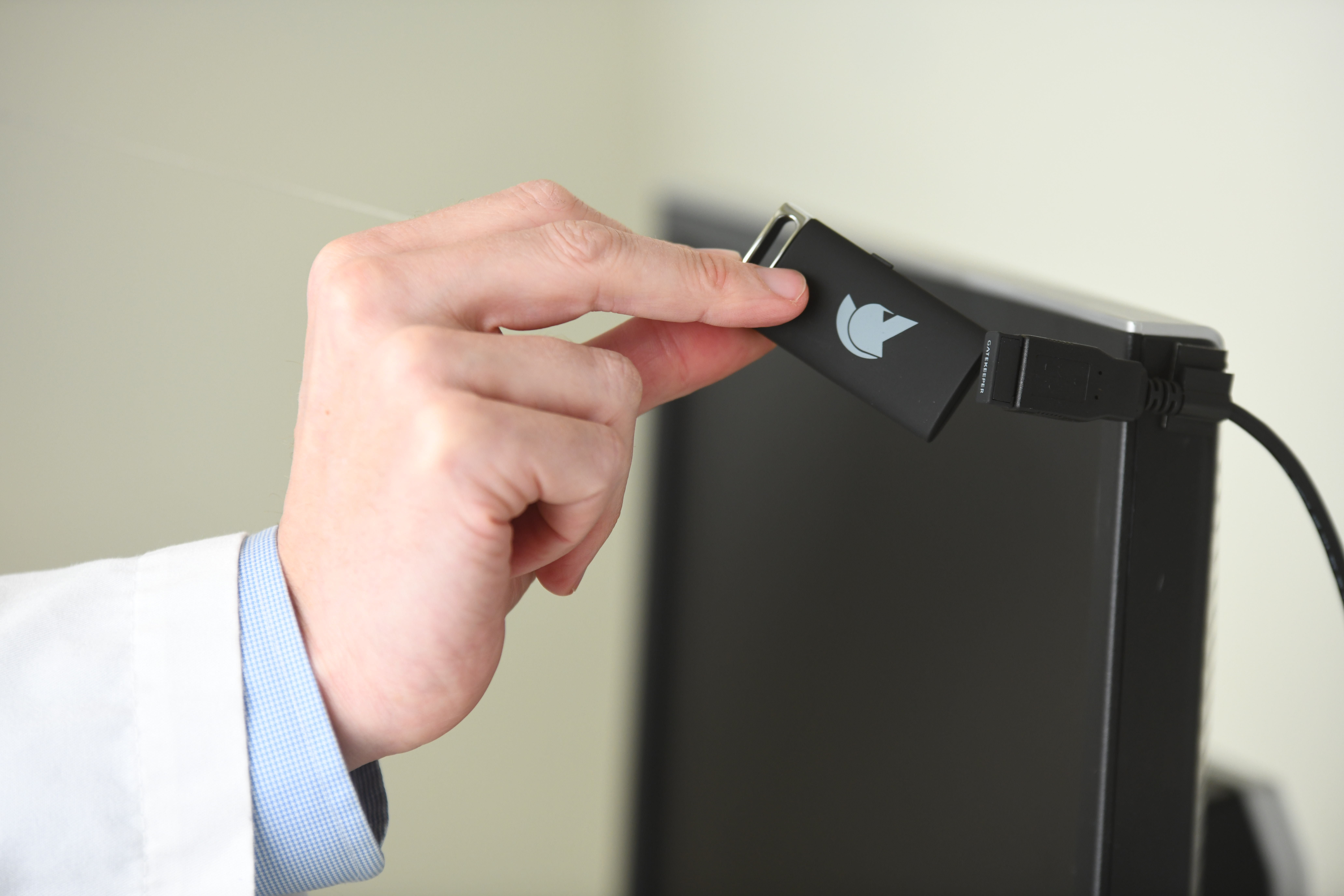 _proximity_authentication_Halberd_HIPAA_doctor_USB_sensor.JPG