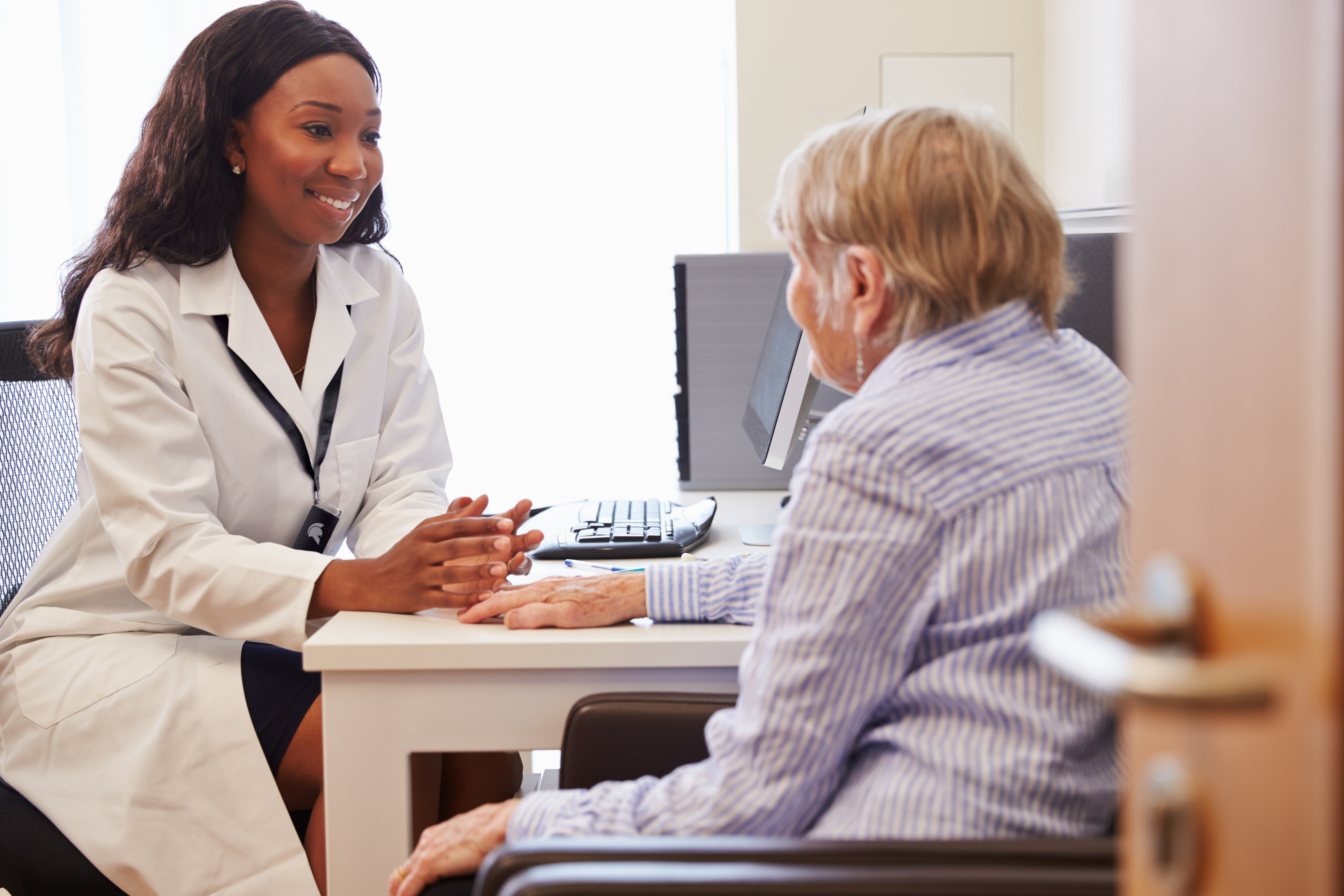 Female_Doctor_With_Patient_In_Office-1_GateKeeper_Proximity_2FA_Login_for_PCs_and_websites_compliance_HIPAA.jpg